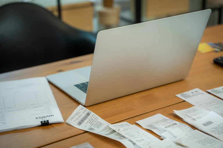 Pierwsza faktura w firmie – krok po kroku od rejestracji działalności